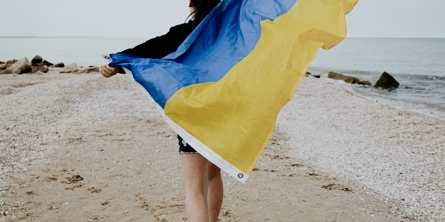 Pige med ukrainsk flag på strand