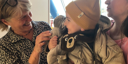 To kvinder og et barn står sammen og snakker