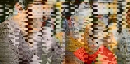 Kvindelig lærer underviser dreng