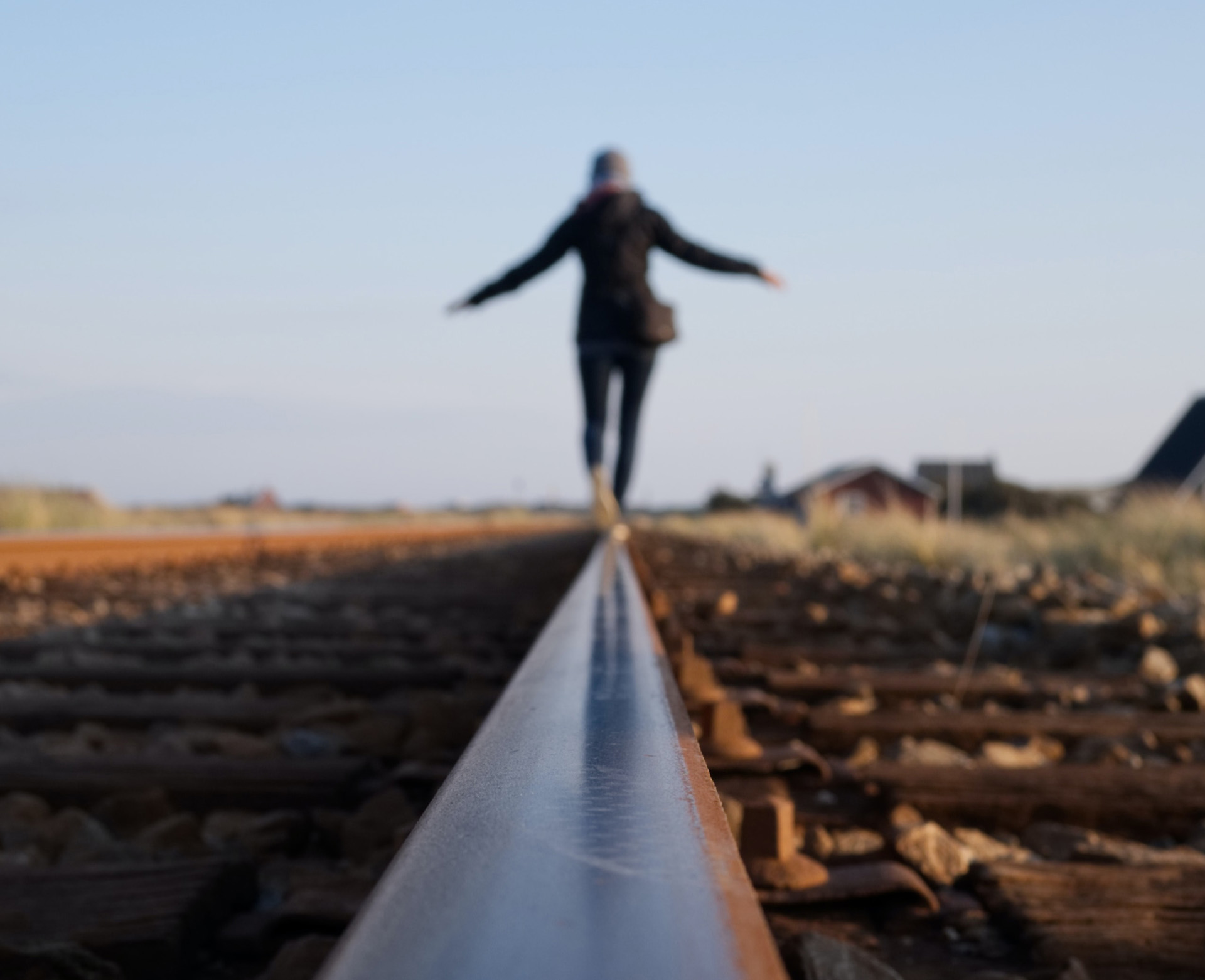 Person der går på togskinner