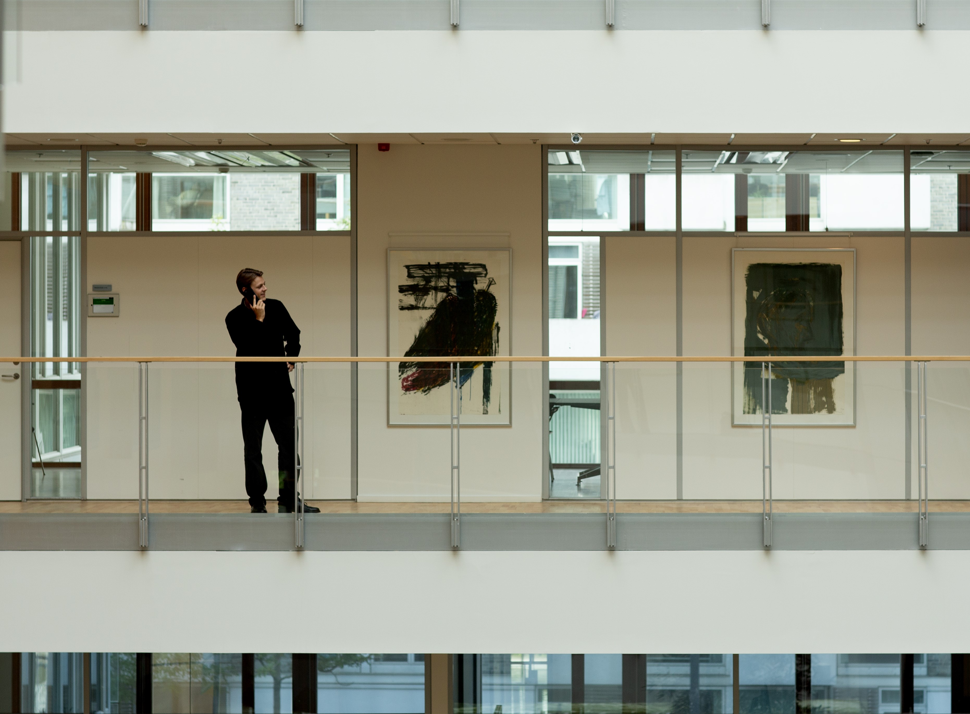 Medarbejder taler i telefon på gang