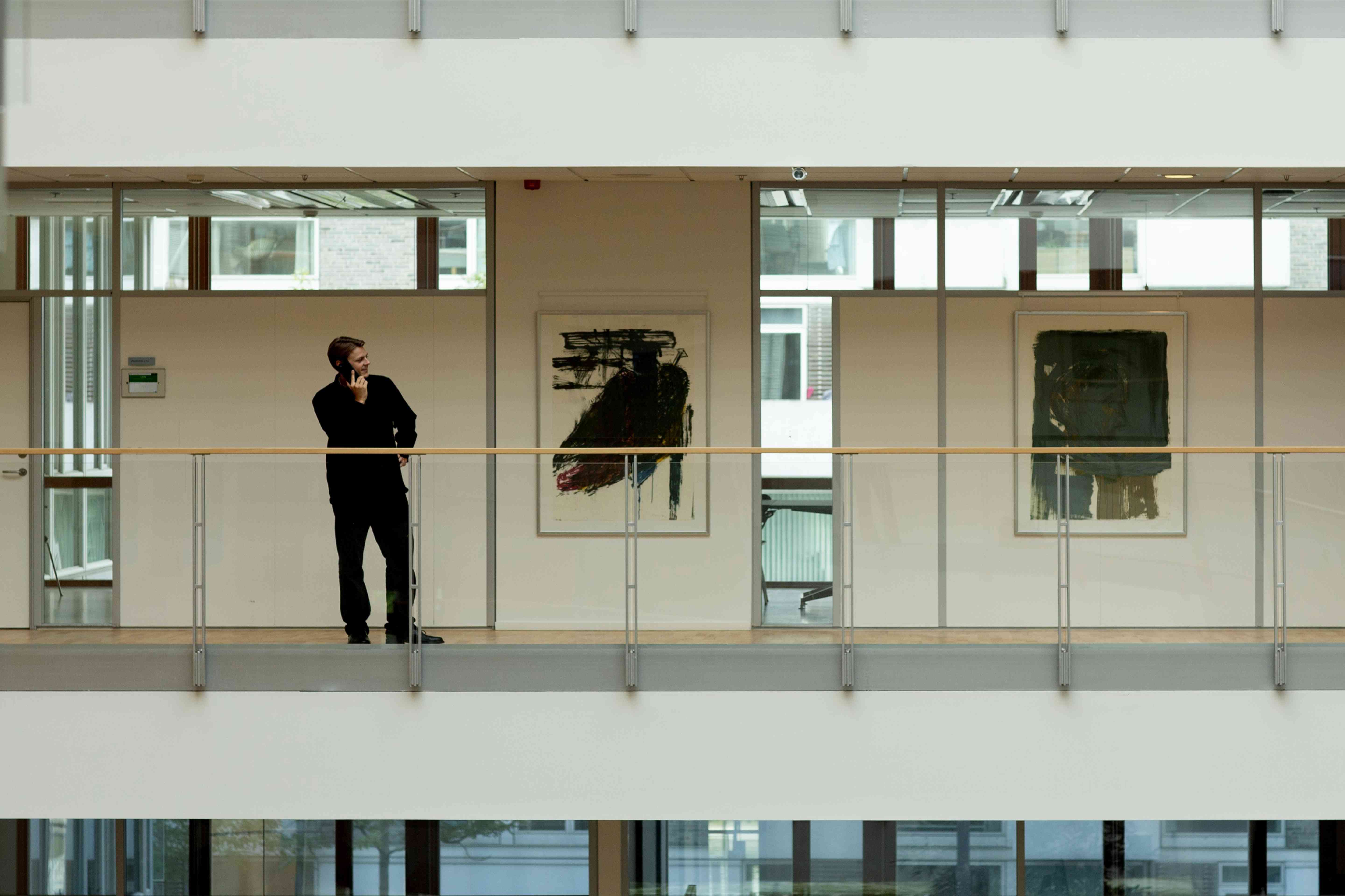 Medarbejder taler i telefon på gang